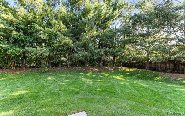 47086 Auburn Court, Utica, MI 48317