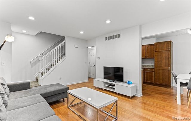 47086 Auburn Court, Utica, MI 48317