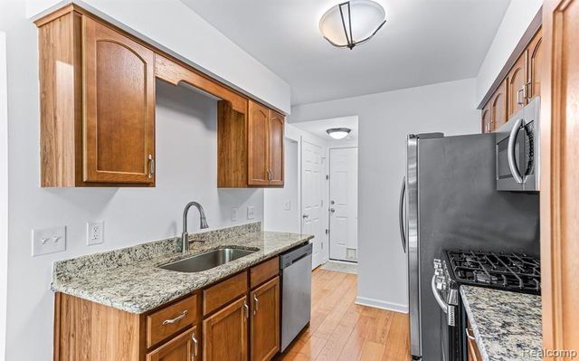 47086 Auburn Court, Utica, MI 48317