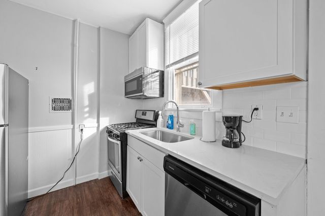 211 E Dover Court, Davenport, IA 52803