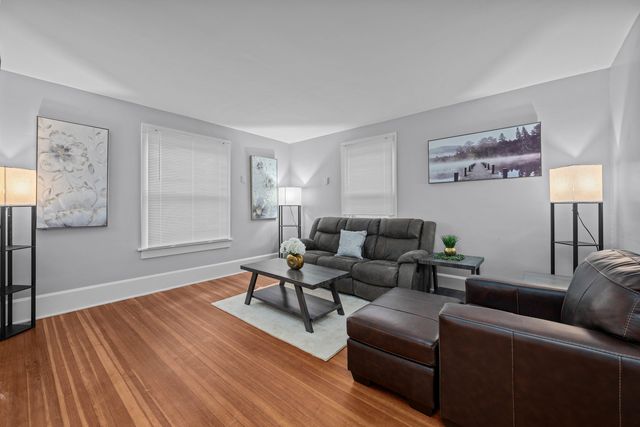 211 E Dover Court, Davenport, IA 52803