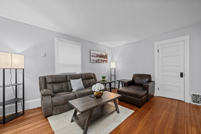 211 E Dover Court, Davenport, IA 52803