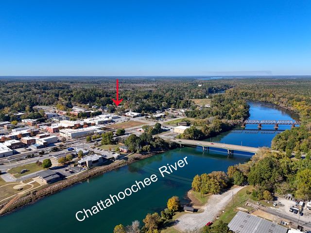 1007 4th Avenue, West Point, GA 31833