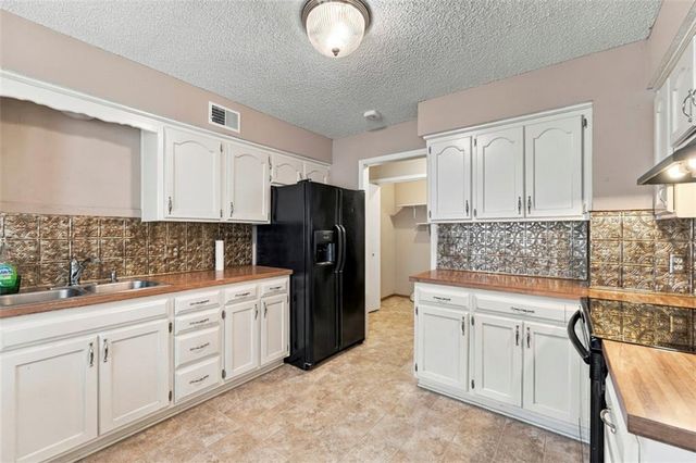 16513 E 51st St Court S, Independence, MO 64055