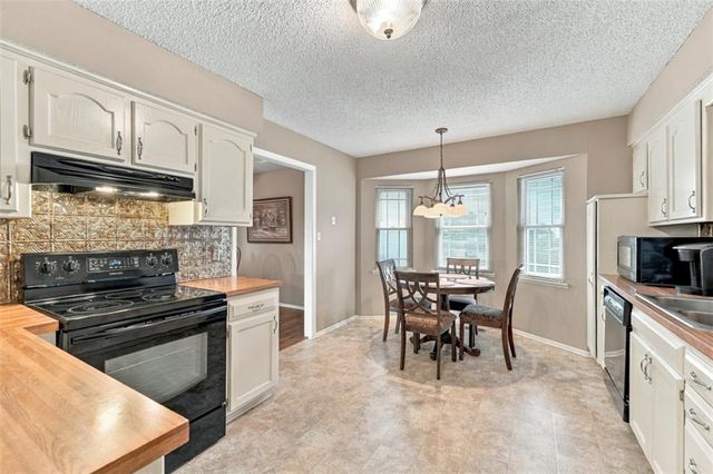 16513 E 51st St Court S, Independence, MO 64055