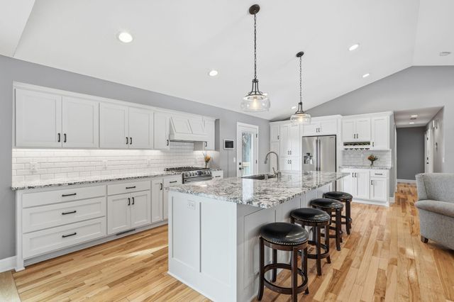 10640 Aquila Avenue S, Bloomington, MN 55438