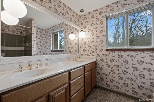 52580 Southdown Road, Shelby Charter Township, MI 48316