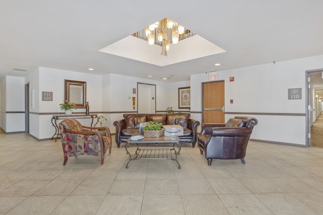 815 Leicester Road 211, Elk Grove Village, IL 60007