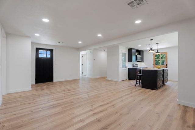 903 W 7th Street, Grove, OK 74344
