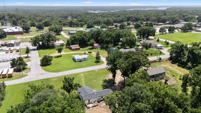903 W 7th Street, Grove, OK 74344