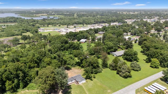 903 W 7th Street, Grove, OK 74344