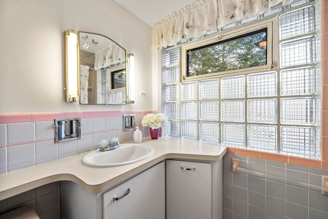 1 Ledgewood Rd, Wilmington, MA 01887