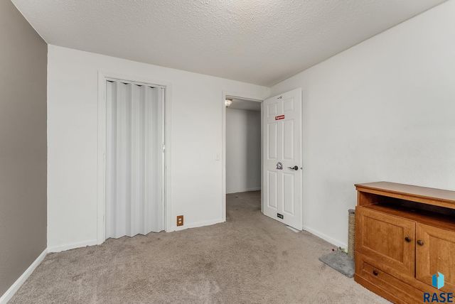 1017 S Sunburst Pl Place, Sioux Falls, SD 57106