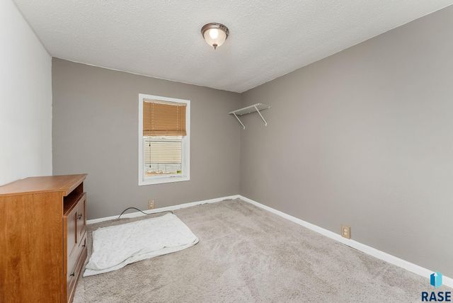 1017 S Sunburst Pl Place, Sioux Falls, SD 57106