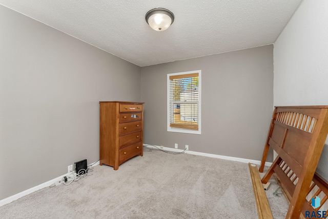 1017 S Sunburst Pl Place, Sioux Falls, SD 57106