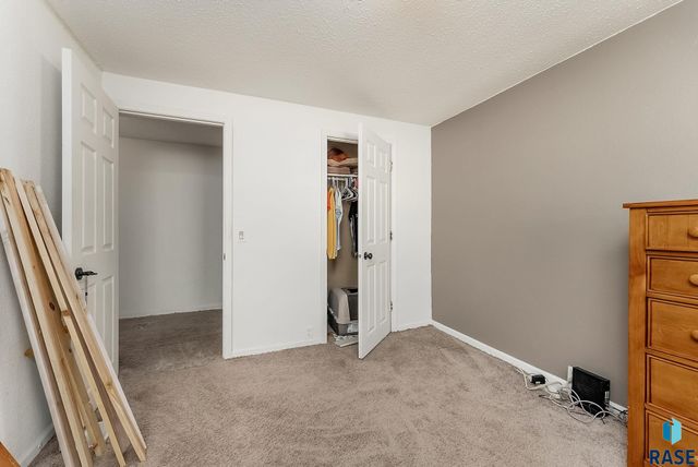 1017 S Sunburst Pl Place, Sioux Falls, SD 57106