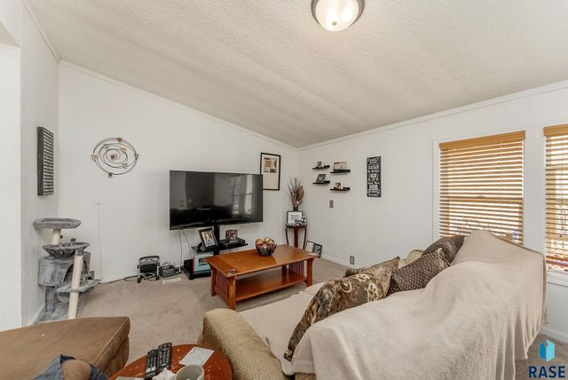 1017 S Sunburst Pl Place, Sioux Falls, SD 57106