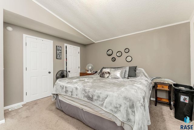 1017 S Sunburst Pl Place, Sioux Falls, SD 57106