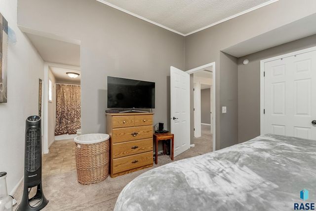 1017 S Sunburst Pl Place, Sioux Falls, SD 57106