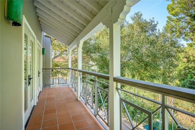 1040 Hillcroft Road, Glendale, CA 91207