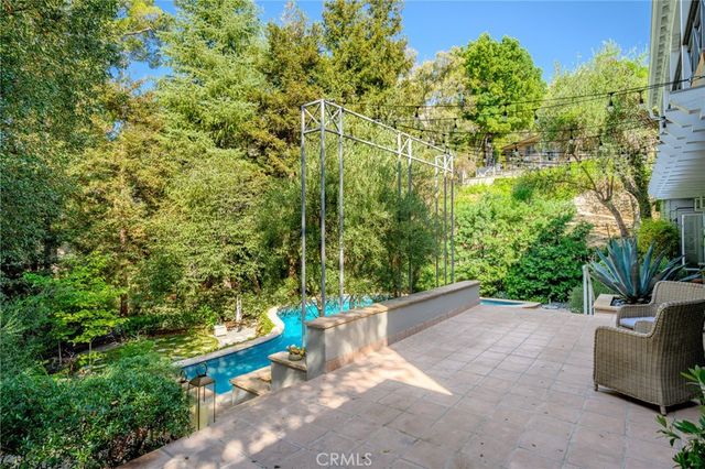 1040 Hillcroft Road, Glendale, CA 91207
