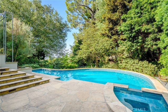 1040 Hillcroft Road, Glendale, CA 91207