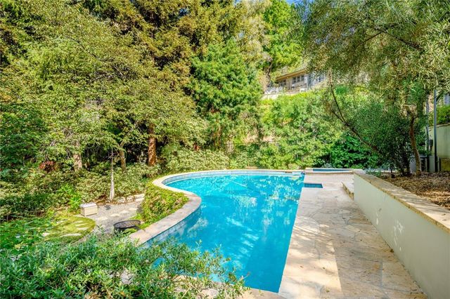 1040 Hillcroft Road, Glendale, CA 91207