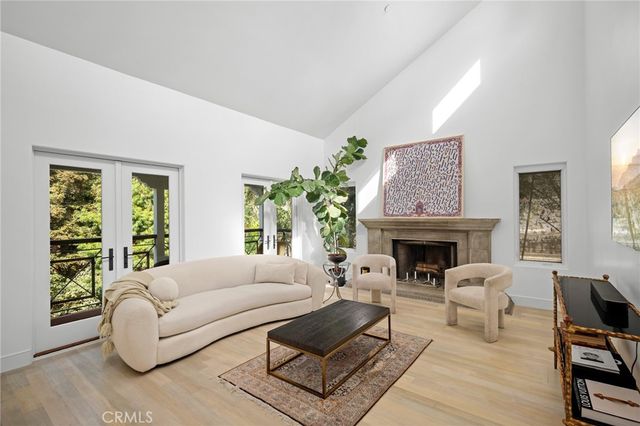1040 Hillcroft Road, Glendale, CA 91207