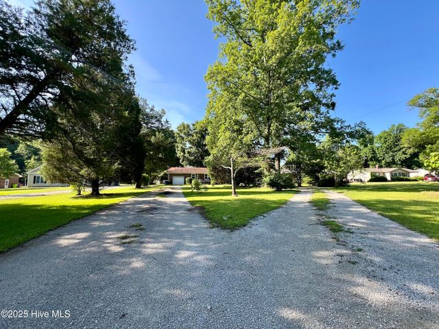 210 Briarwood Lane, New Bern, NC 28560