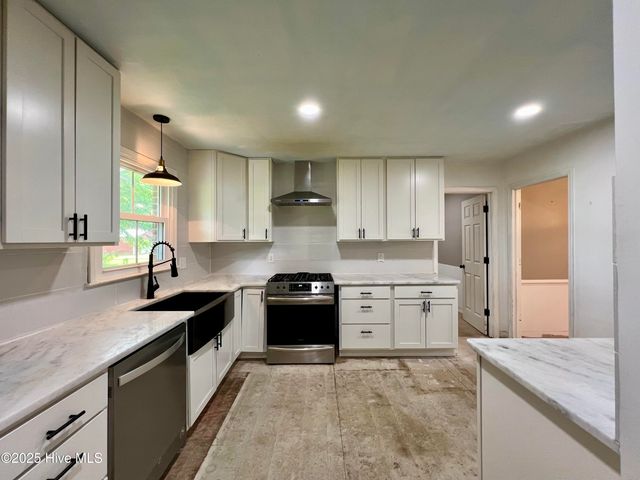 210 Briarwood Lane, New Bern, NC 28560