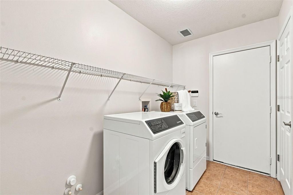 Image 24 of property listing at 10260 SHADOW BRANCH DRIVE, Tampa, FL 33647