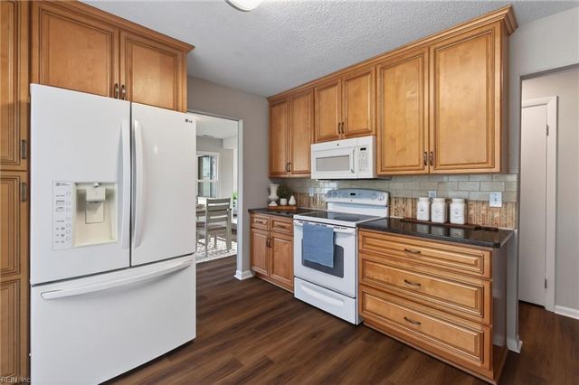 1425 Lake Christopher DR, Virginia Beach, VA 23464