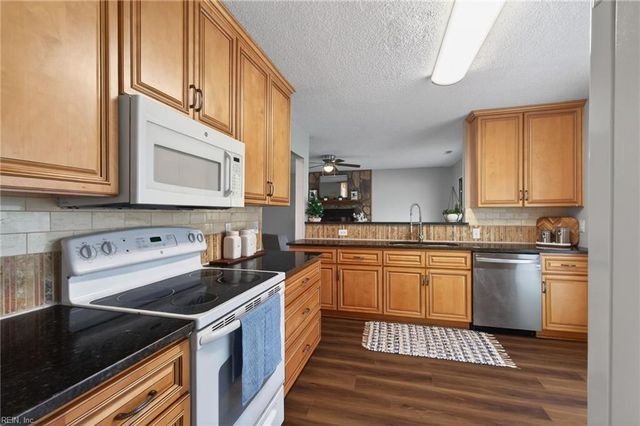 1425 Lake Christopher DR, Virginia Beach, VA 23464