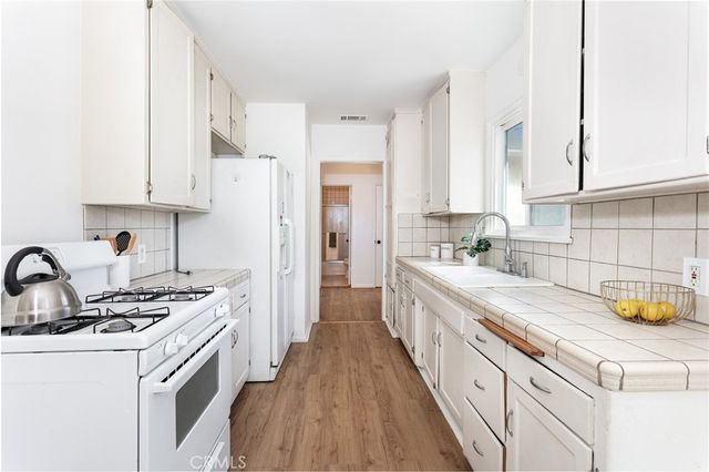 7513 Oak Park, Lake Balboa, CA 91406