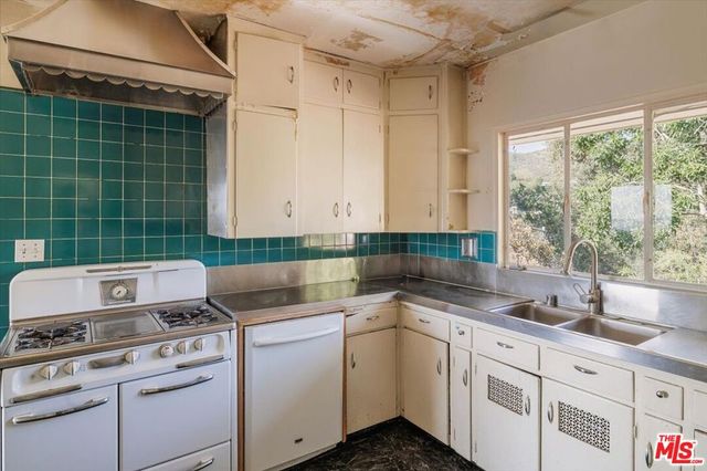 3200 Deronda Drive, Los Angeles, CA 90068