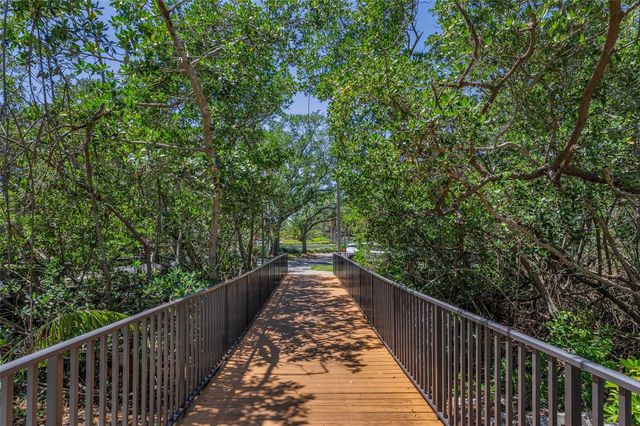 932 MYAKKA COURT NE, St Petersburg, FL 33702