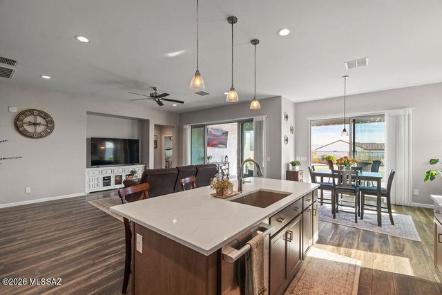 1605 E Balestra Way, Green Valley, AZ 85614