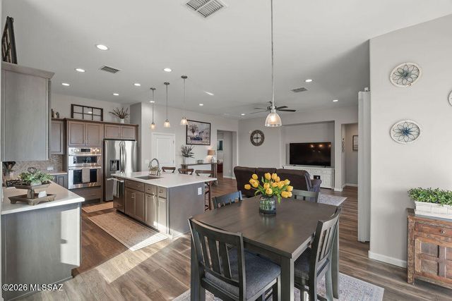 1605 E Balestra Way, Green Valley, AZ 85614