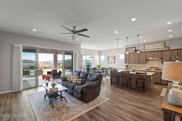 1605 E Balestra Way, Green Valley, AZ 85614