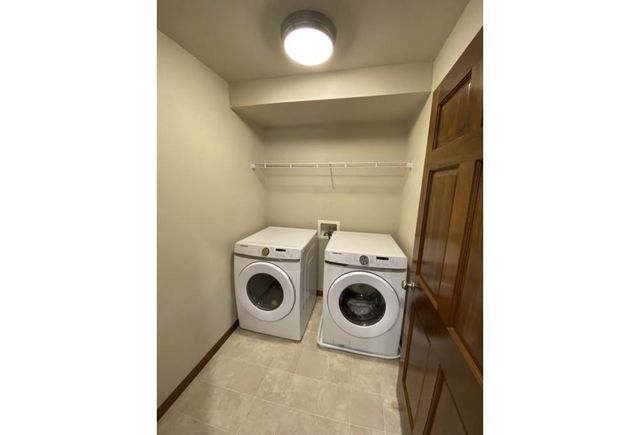 1713 OAK HOLLOW LANE, Neenah, WI 54956