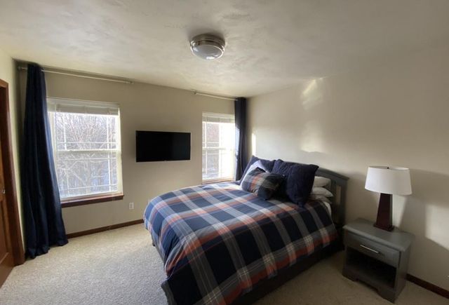 1713 OAK HOLLOW LANE, Neenah, WI 54956