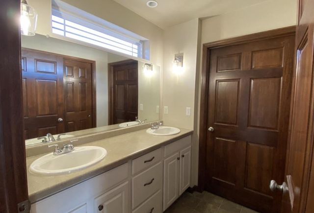 1713 OAK HOLLOW LANE, Neenah, WI 54956