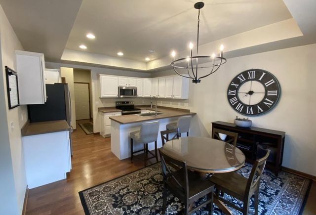 1713 OAK HOLLOW LANE, Neenah, WI 54956