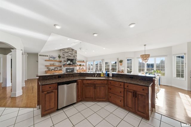 6010 W WOODBRIDGE Place, Peoria, IL 61615