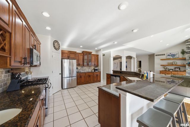 6010 W WOODBRIDGE Place, Peoria, IL 61615