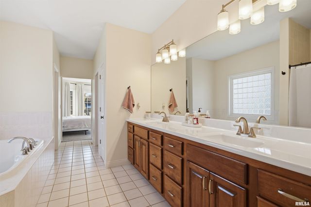 6010 W WOODBRIDGE Place, Peoria, IL 61615