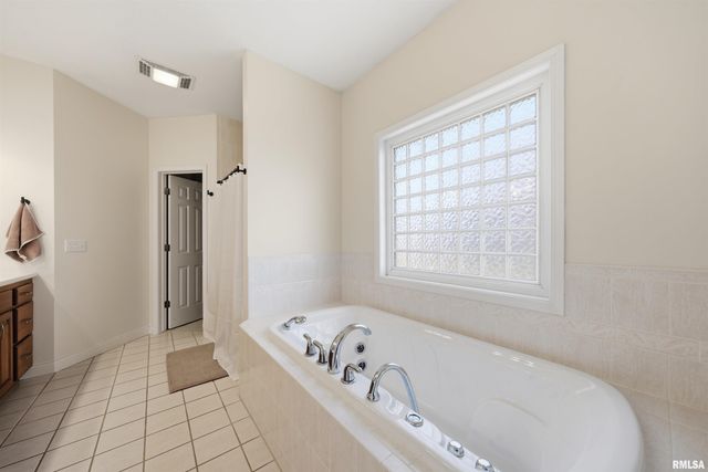 6010 W WOODBRIDGE Place, Peoria, IL 61615