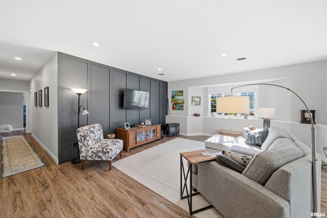 6010 W WOODBRIDGE Place, Peoria, IL 61615