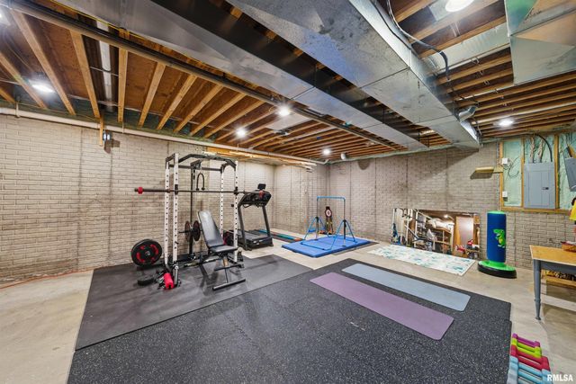 6010 W WOODBRIDGE Place, Peoria, IL 61615