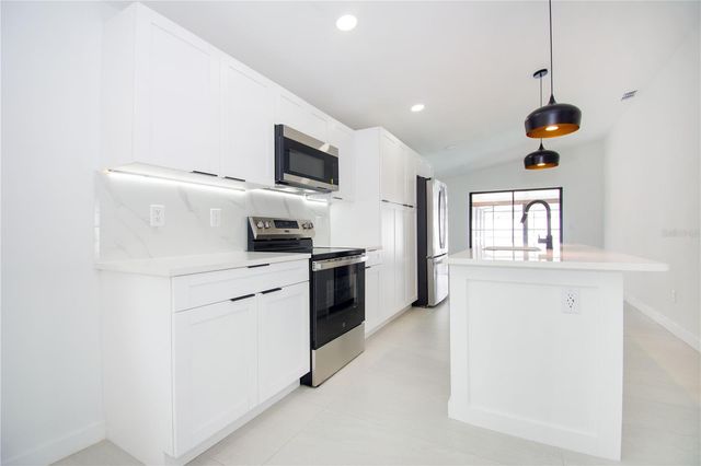 9409 LONSDALE COURT, Tampa, FL 33615